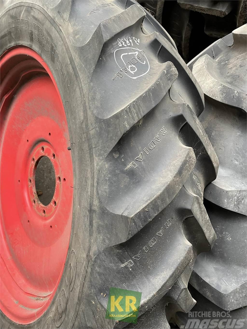 Goodyear 13.6R38 128A8 op Fendt velg Tyres, wheels and rims