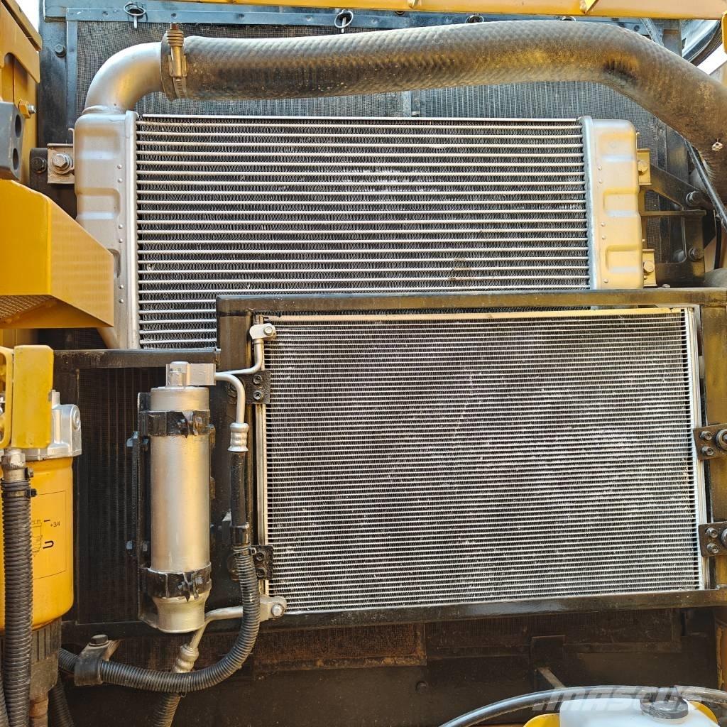 CAT 323D2 Escavatori cingolati