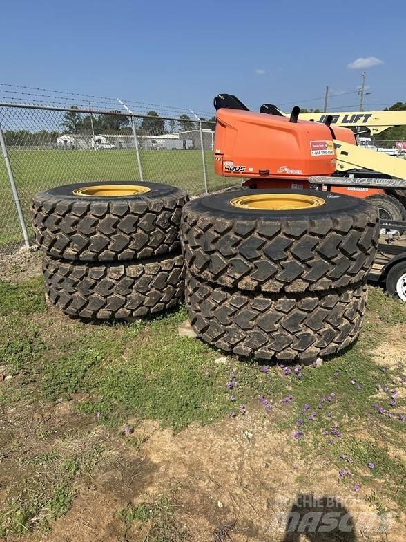 CAT 938M Pale gommate
