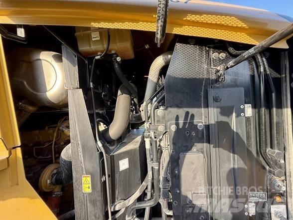 CAT 938M Pale gommate