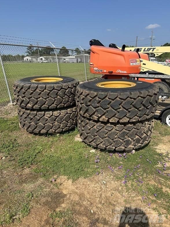 CAT 938M Pale gommate