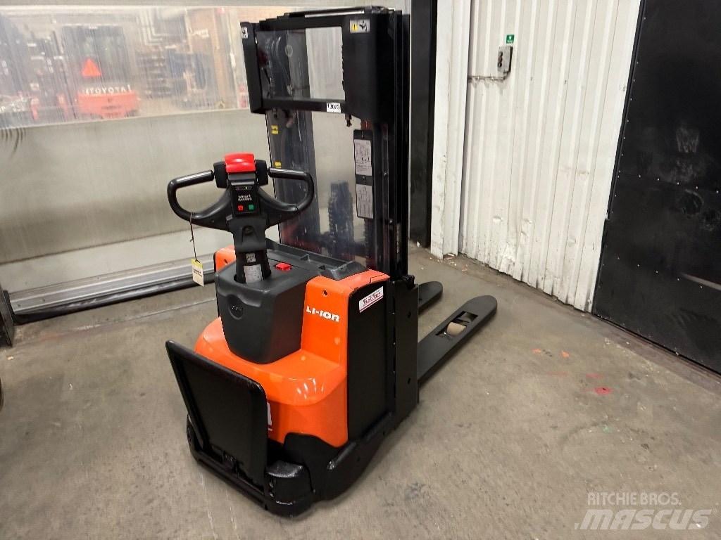 Toyota SWE120L Transpallet uomo a terra