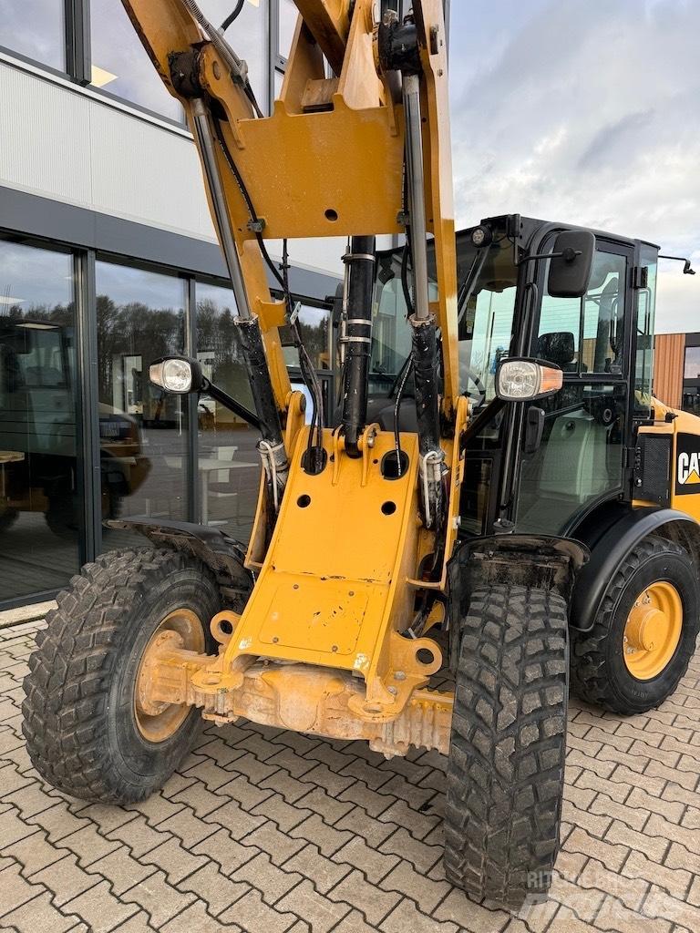 CAT 906M Pale gommate