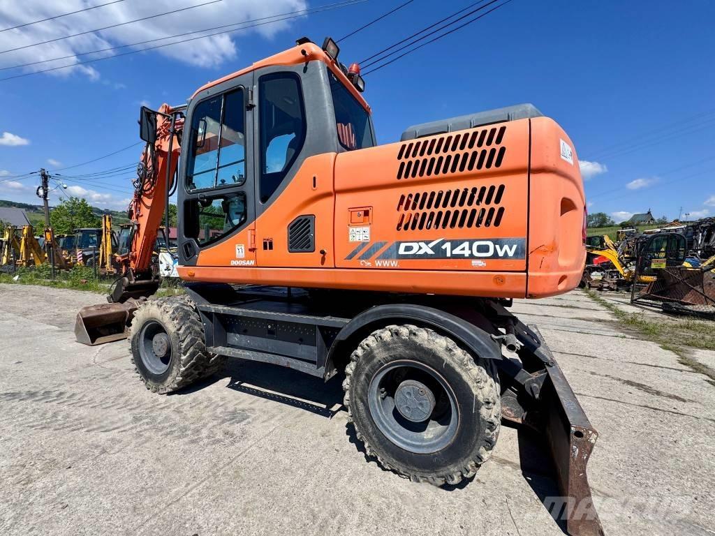 Doosan DX 140 W-3 Escavatori gommati