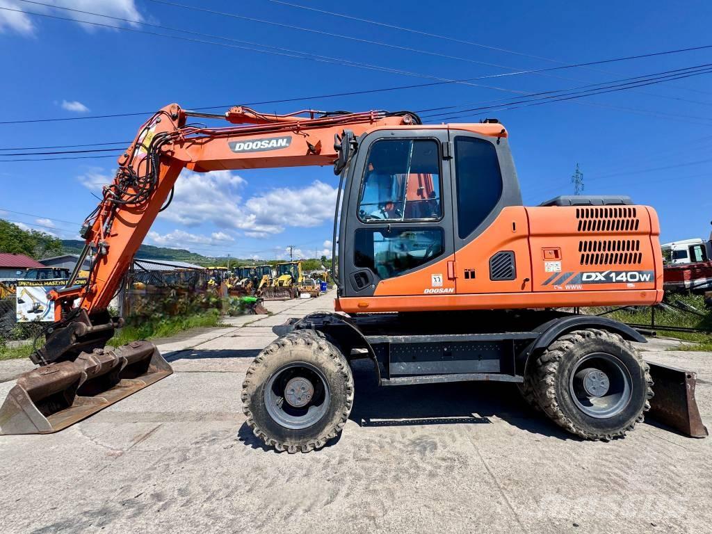 Doosan DX 140 W-3 Escavatori gommati