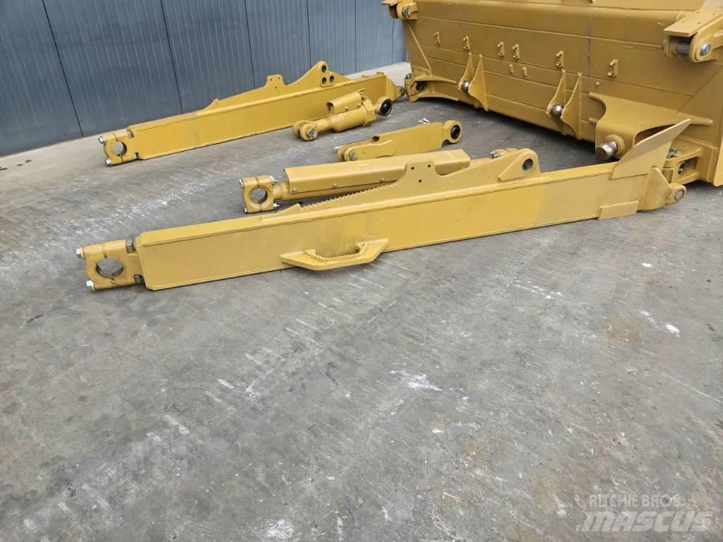 CAT D8T Lame