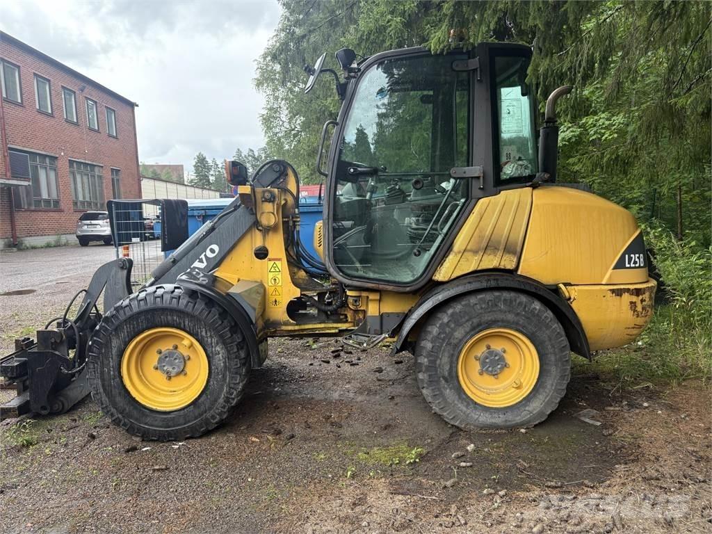 Volvo L 25 B Pale gommate