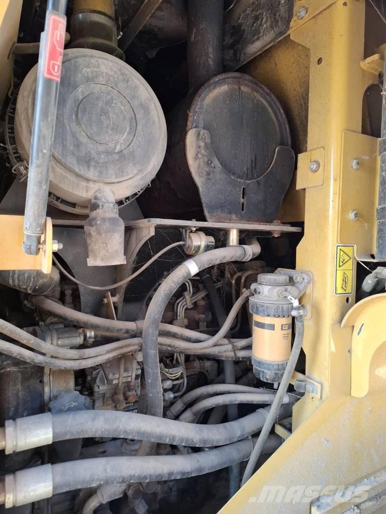 CAT 930 G Pale gommate