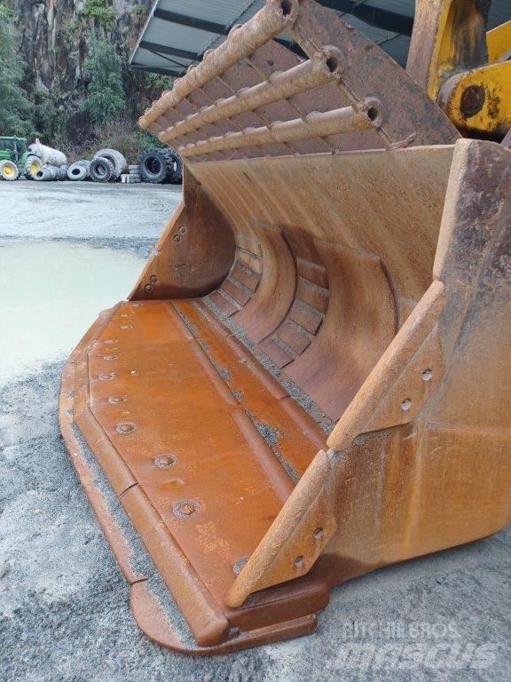 Komatsu WA800-3 Pale gommate