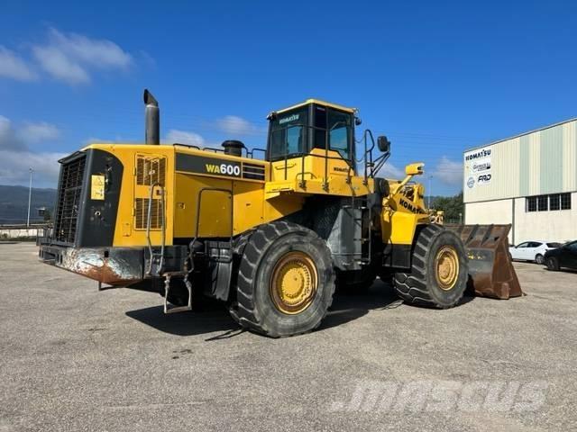 Komatsu WA 600-6 Pale gommate