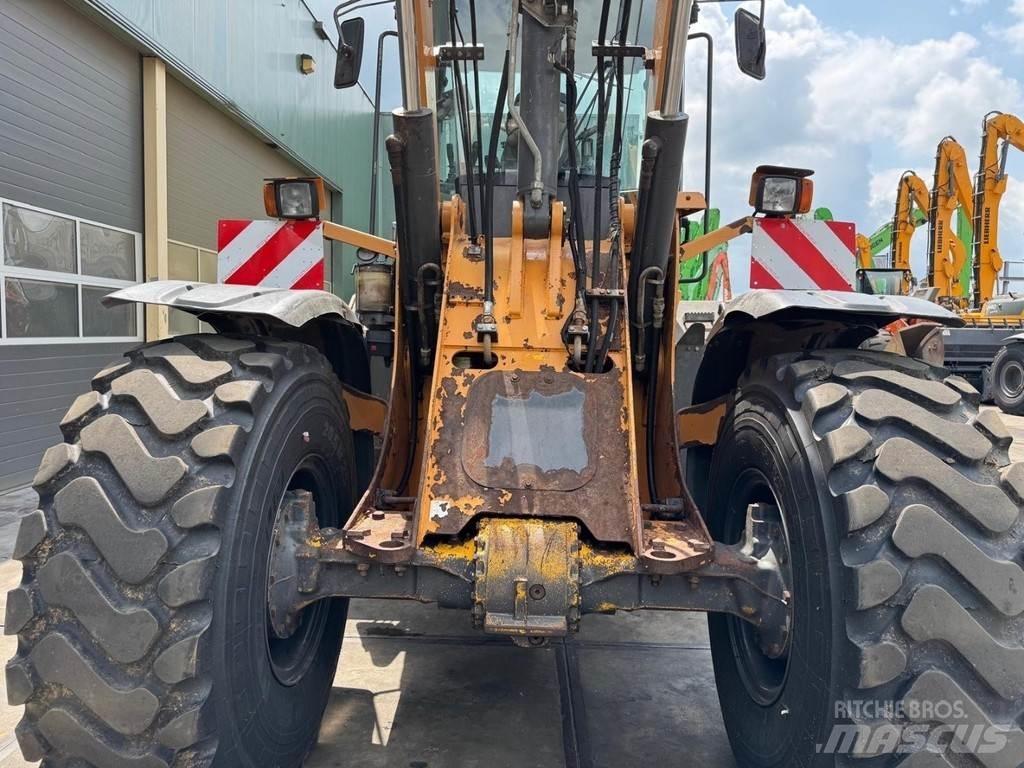 CASE 621F XR Pale gommate
