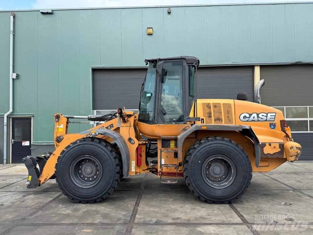 CASE 621F XR Pale gommate