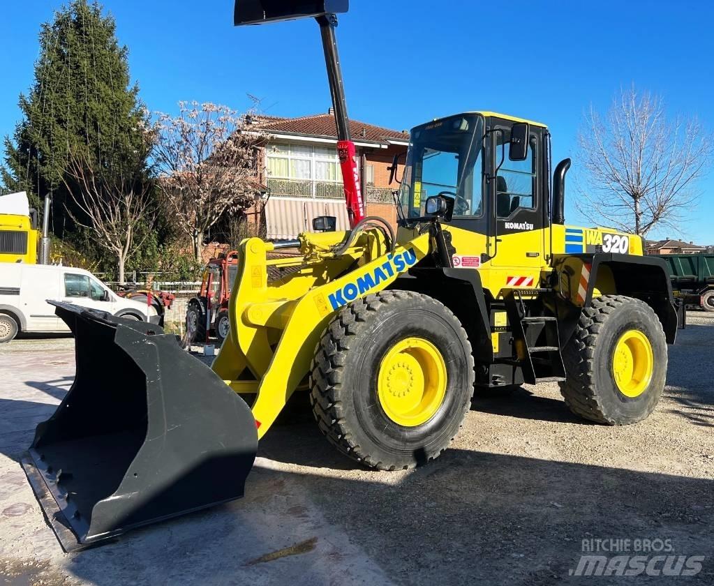Komatsu WA 320 Pale gommate