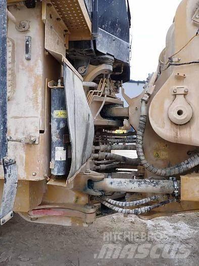 CAT 988K Pale gommate