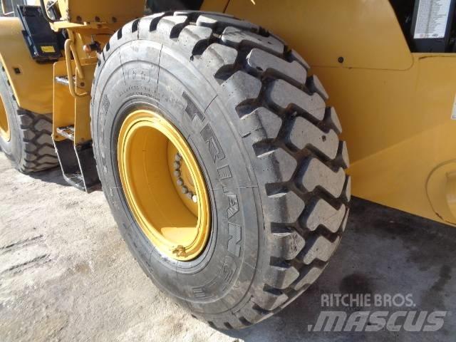 CAT 926M Pale gommate