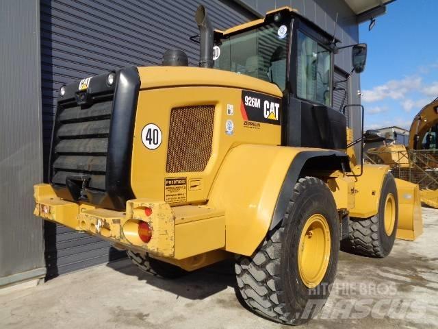 CAT 926M Pale gommate