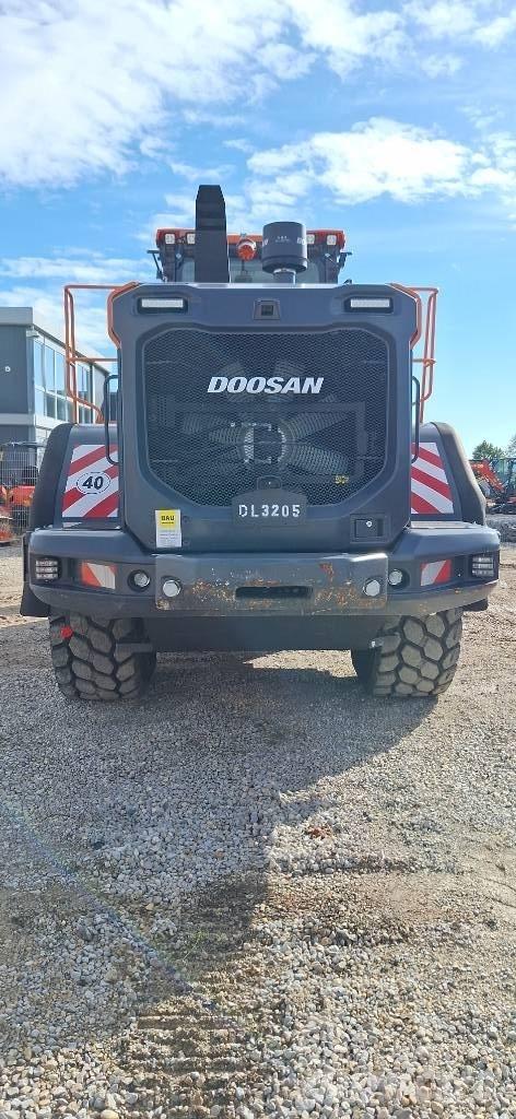 Doosan DL 320-7 Pale gommate