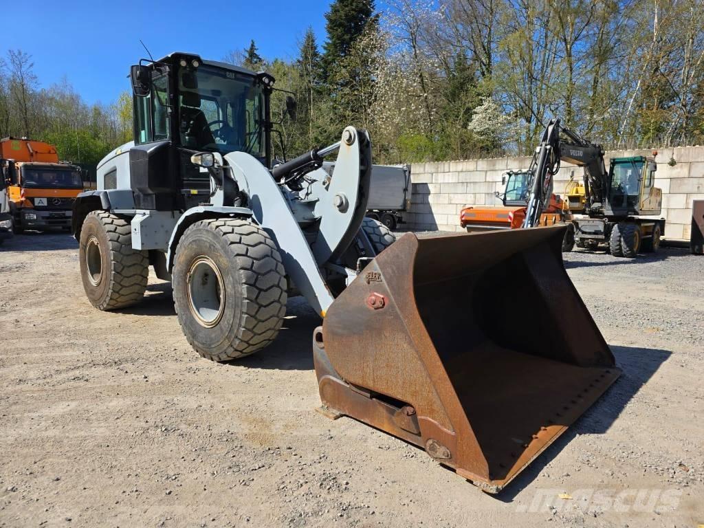 CAT 926M Pale gommate