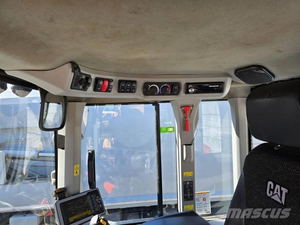 CAT 926M Pale gommate