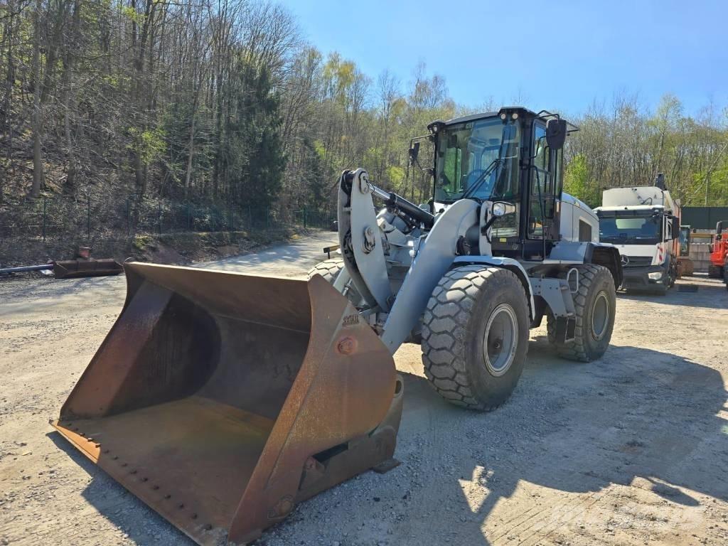 CAT 926M Pale gommate