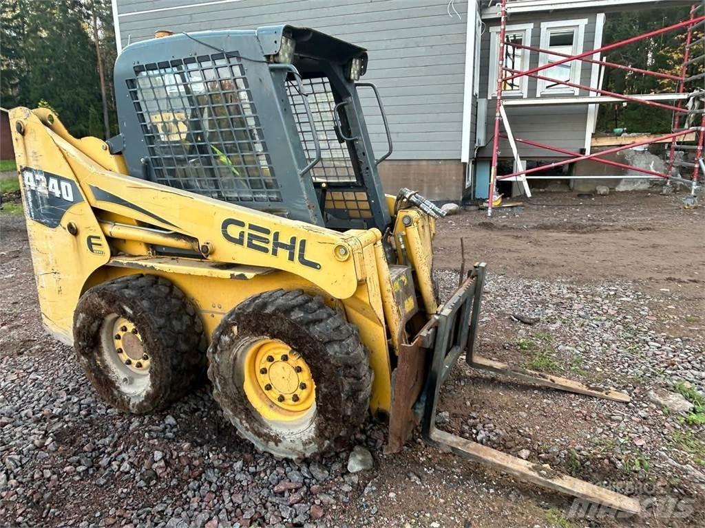 Gehl 4240 Mini Pale Gommate