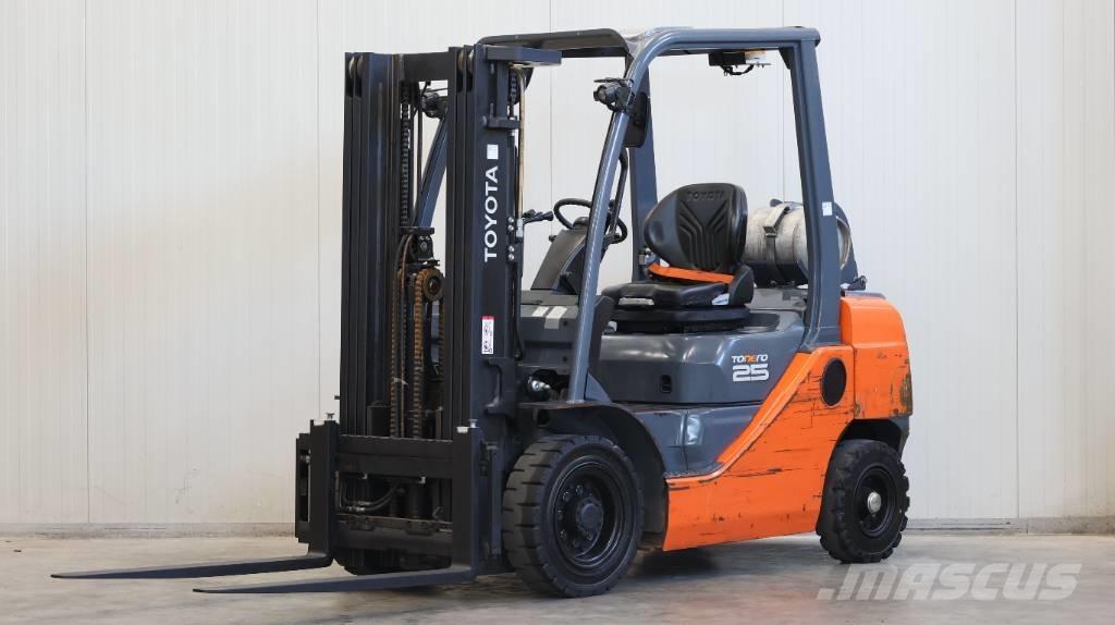 Toyota 02-8 FGF 25 Carrelli elevatori GPL