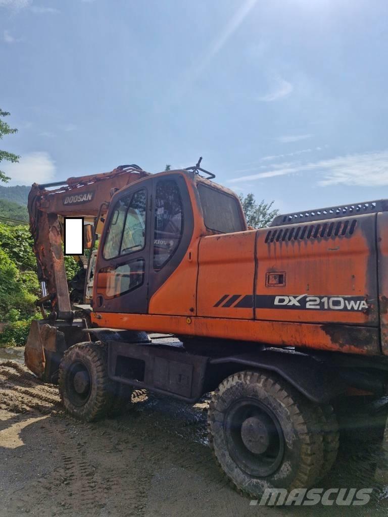 Doosan DX 210 W Escavatori gommati