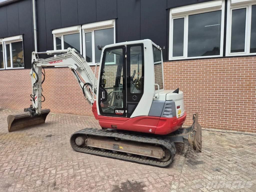 Takeuchi TB250 Miniescavatori