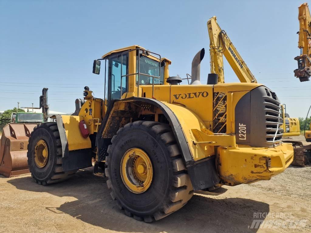 Volvo L 220 F Pale gommate