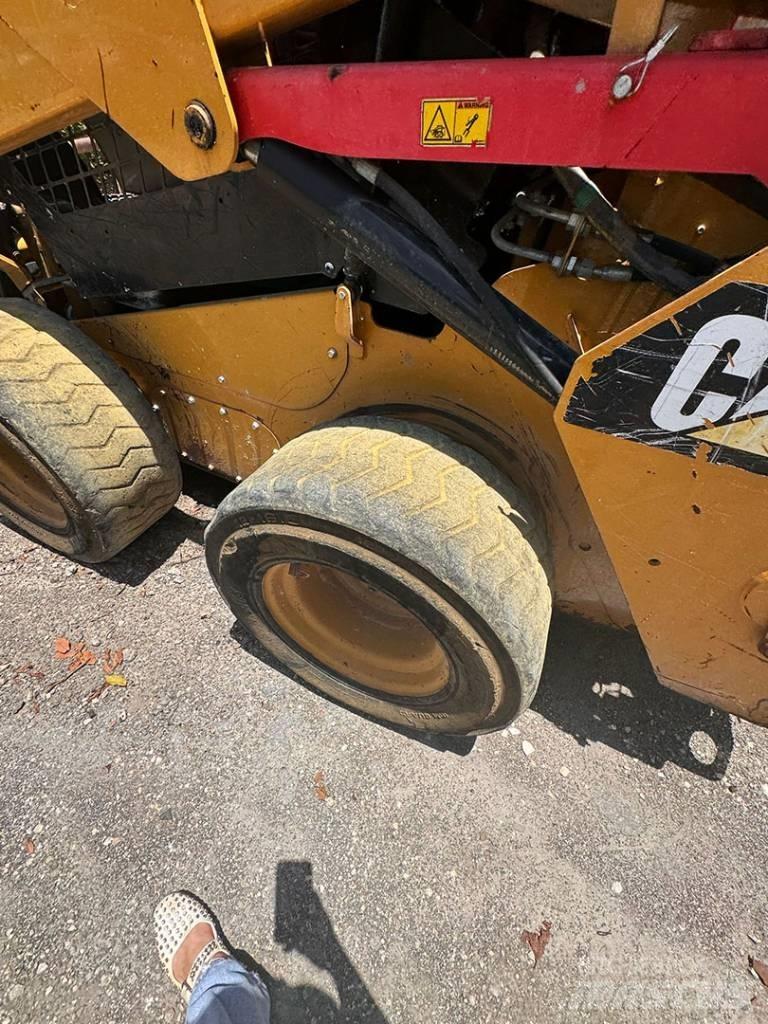CAT 242 D Mini Pale Gommate