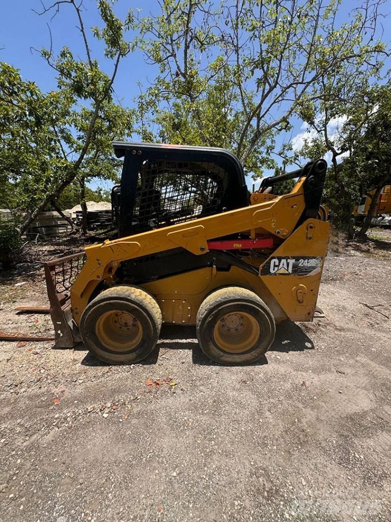 CAT 242 D Mini Pale Gommate
