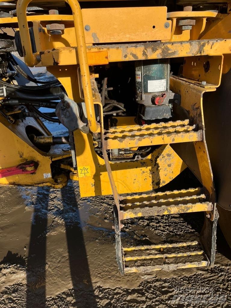 Volvo L 120 F Pale gommate