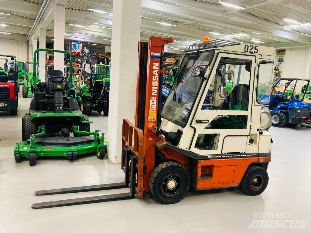 Nissan 25 Carrelli elevatori GPL