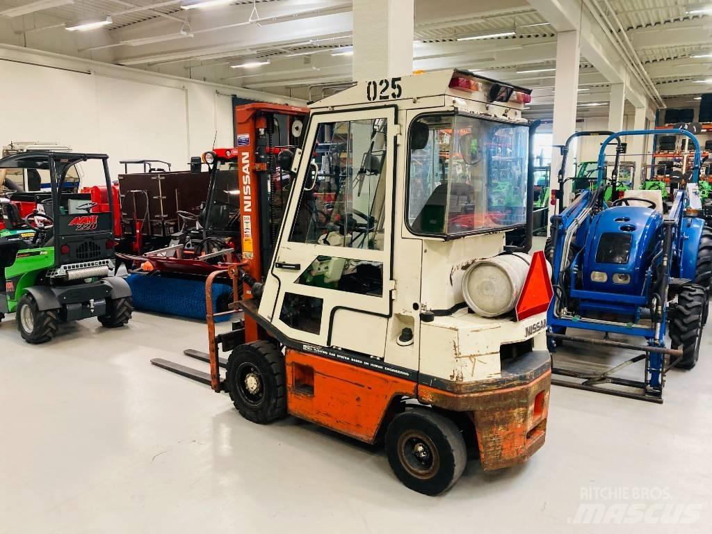 Nissan 25 Carrelli elevatori GPL