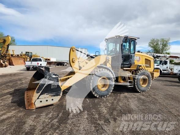 CAT 930M Pale gommate