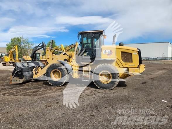 CAT 930M Pale gommate