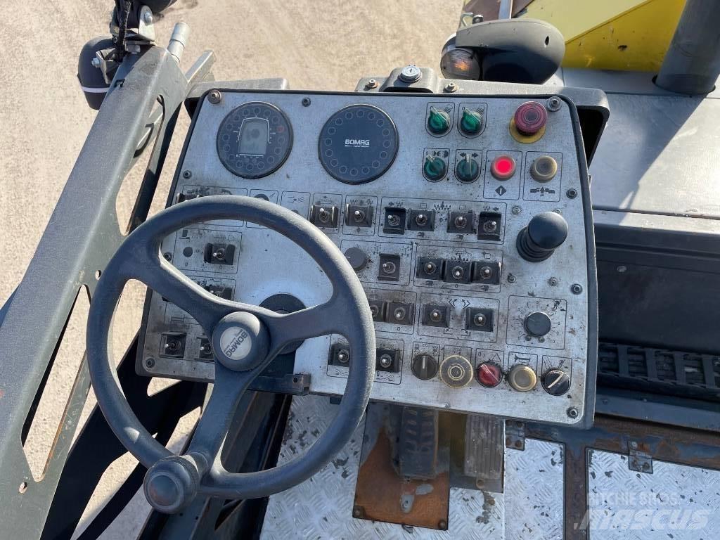 Bomag BF 300 P Finitrici
