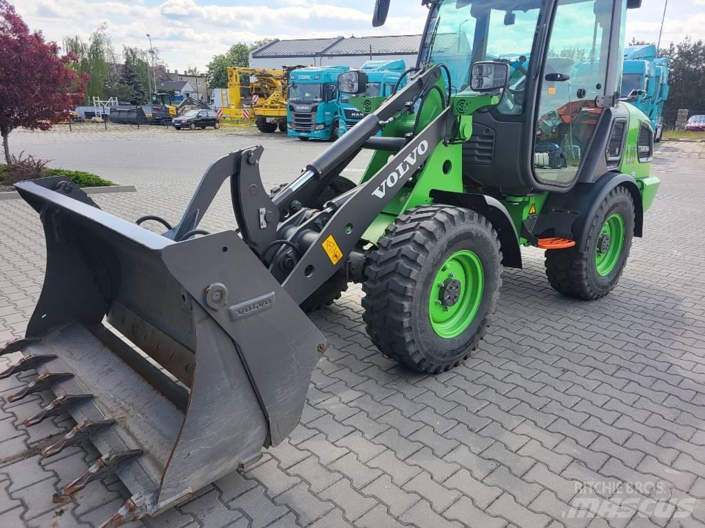 Volvo JL20H ELECTRIC Pale gommate