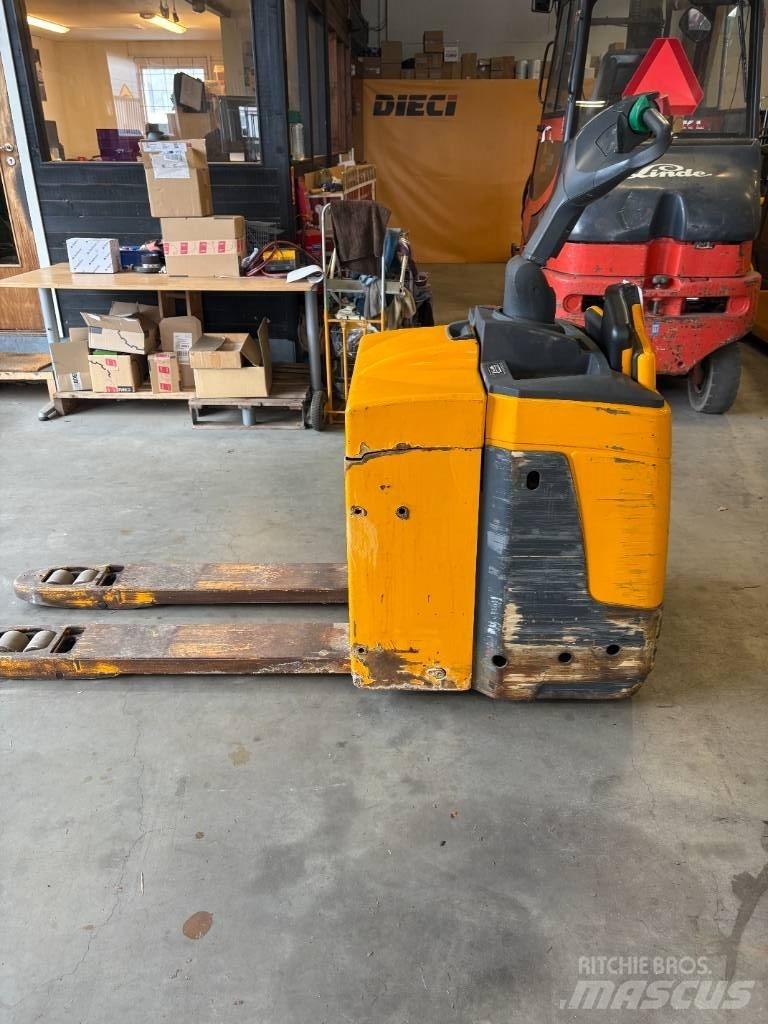 Jungheinrich ERE 225 Carrelli elevatori bassi a piattaforma