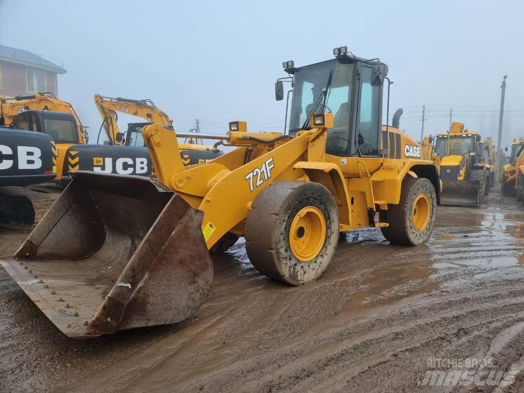 CASE 721 F Pale gommate