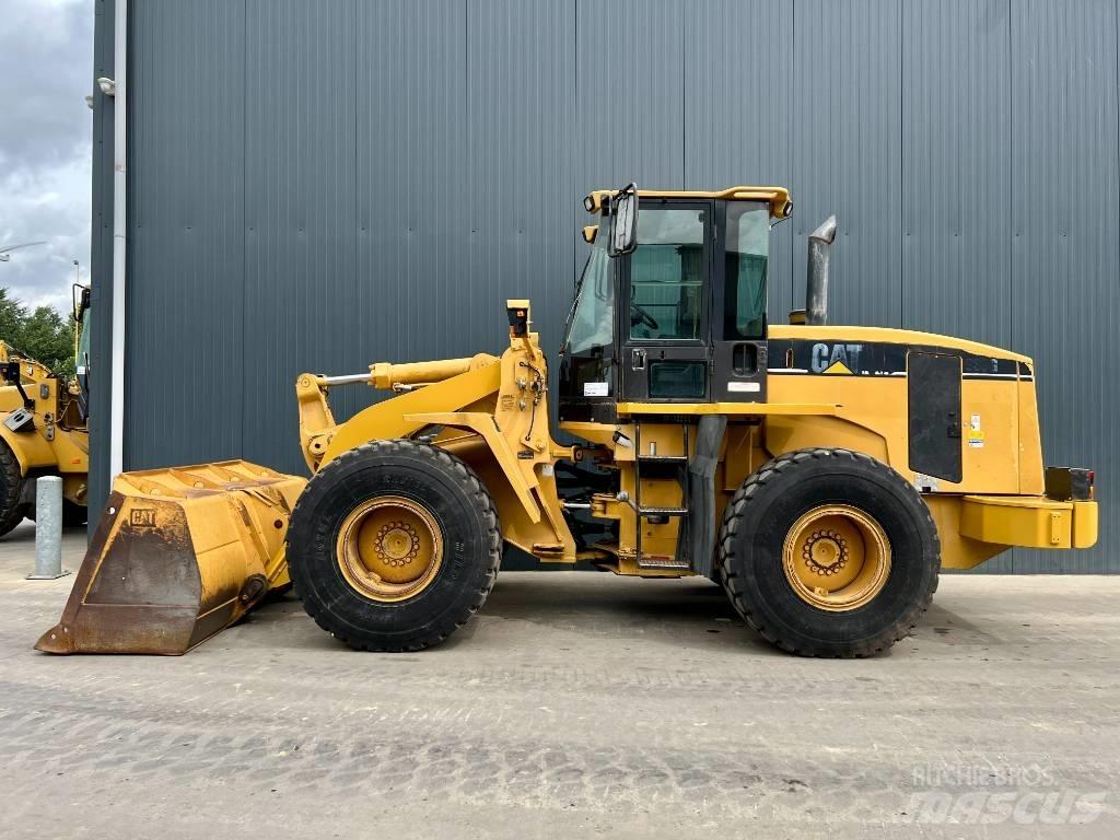 CAT 938G Pale gommate