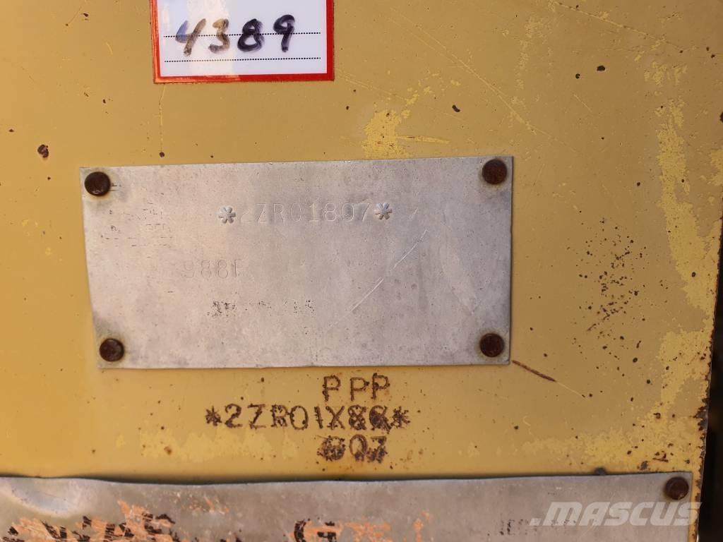 CAT 988 F II Pale gommate