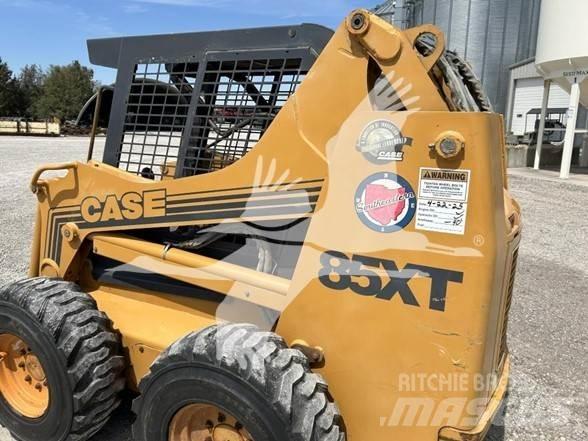 CASE 85XT Mini Pale Gommate