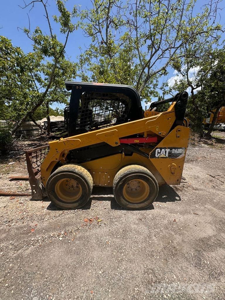 CAT 242 D Mini Pale Gommate
