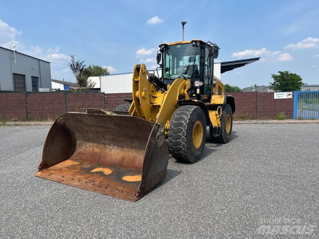 CAT 930M Pale gommate