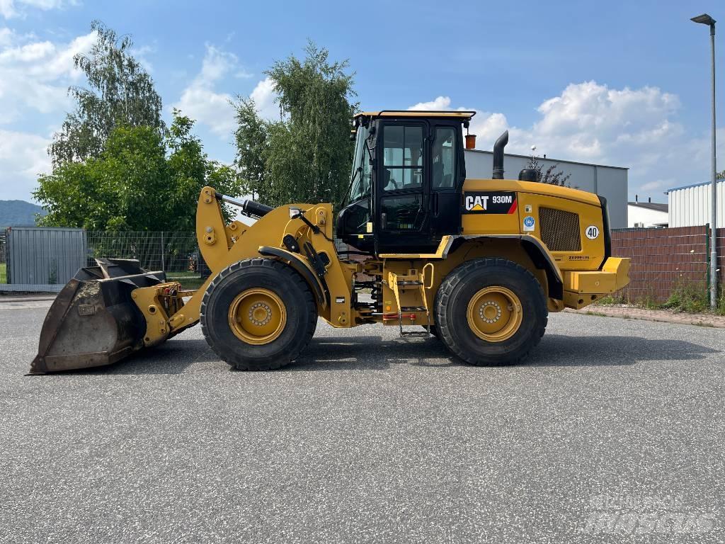CAT 930M Pale gommate