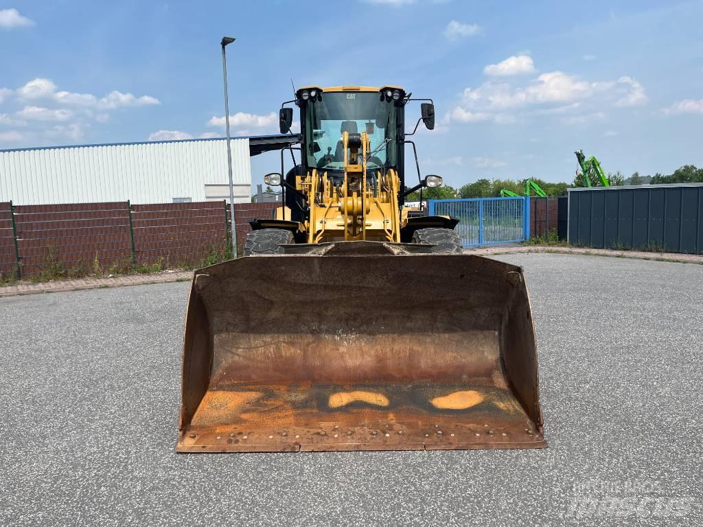 CAT 930M Pale gommate