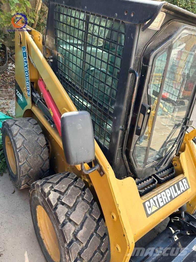 CAT 226 B Mini Pale Gommate