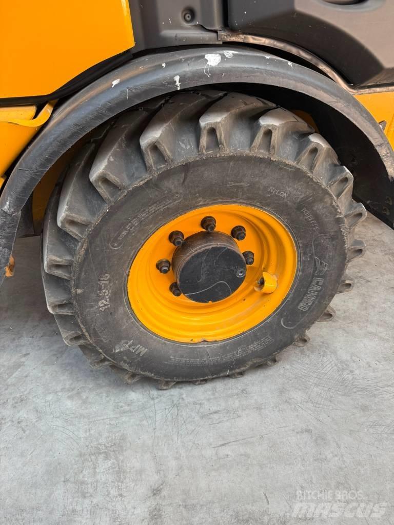 JCB 406 Pale gommate