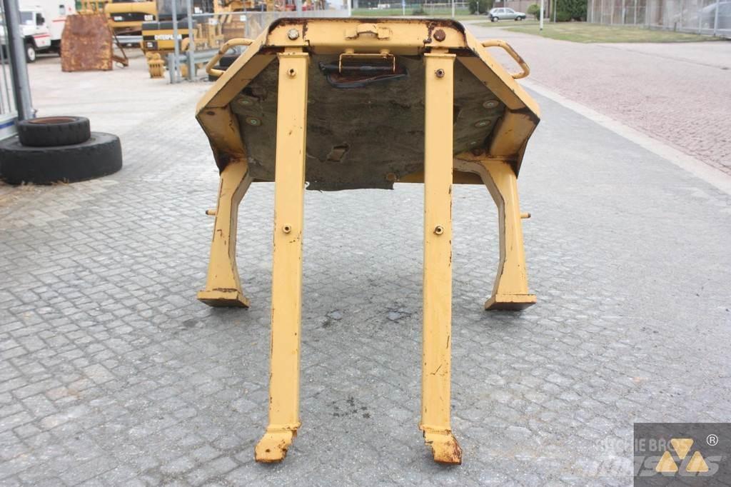 CAT D8N O-rops cab Cabine e interni